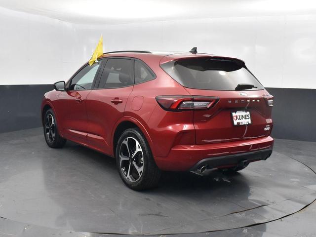 Photo of 2023 Rapid Red Metallic Tinted Clearcoat Ford Escape