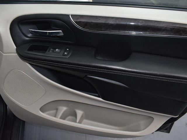 Photo of 2014 Brilliant Black Crystal Pearlcoat Chrysler Town & Country