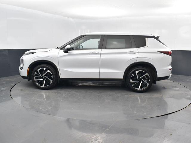 Photo of 2023 White Mitsubishi Outlander