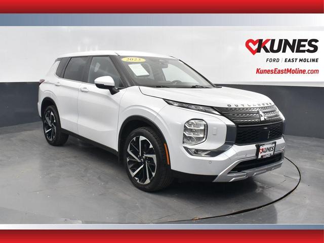Photo of 2023 White Mitsubishi Outlander