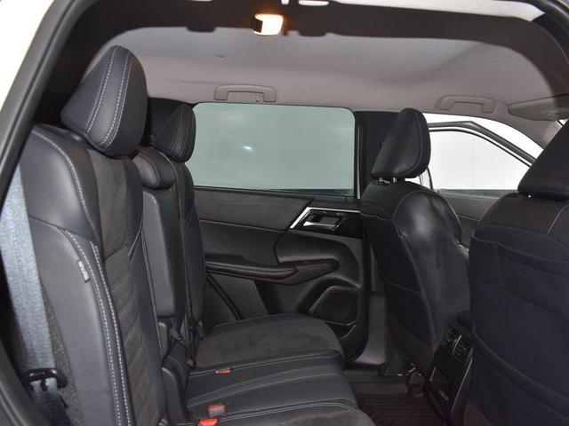 Photo of 2023 White Mitsubishi Outlander