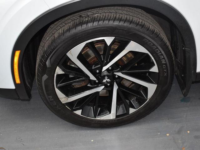 Photo of 2023 White Mitsubishi Outlander