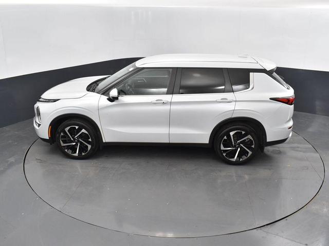 Photo of 2023 White Mitsubishi Outlander