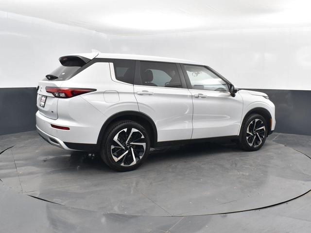 Photo of 2023 White Mitsubishi Outlander