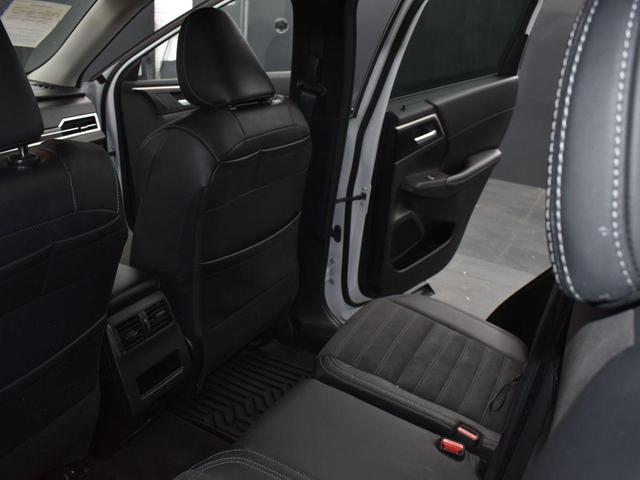 Photo of 2023 White Mitsubishi Outlander