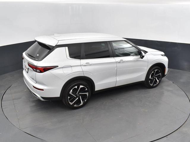 Photo of 2023 White Mitsubishi Outlander