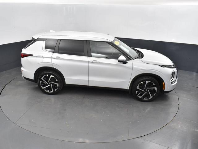Photo of 2023 White Mitsubishi Outlander