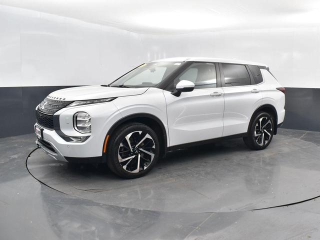 Photo of 2023 White Mitsubishi Outlander