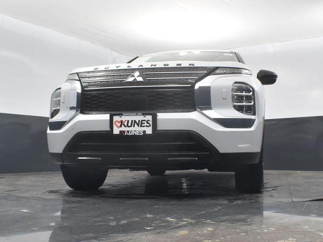 Photo of 2024 White Mitsubishi Outlander