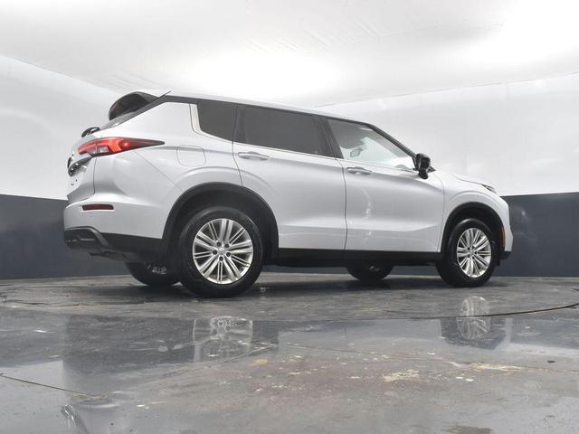 Photo of 2024 White Mitsubishi Outlander
