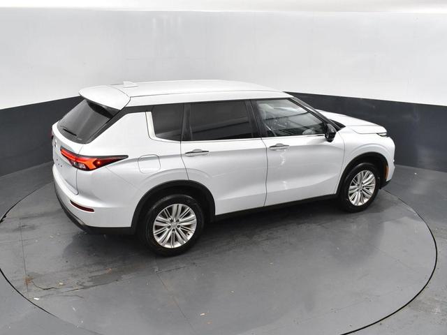Photo of 2024 White Mitsubishi Outlander