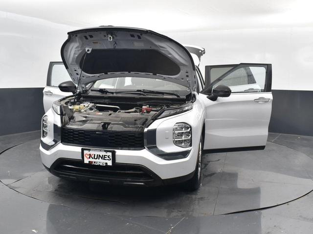 Photo of 2024 White Mitsubishi Outlander