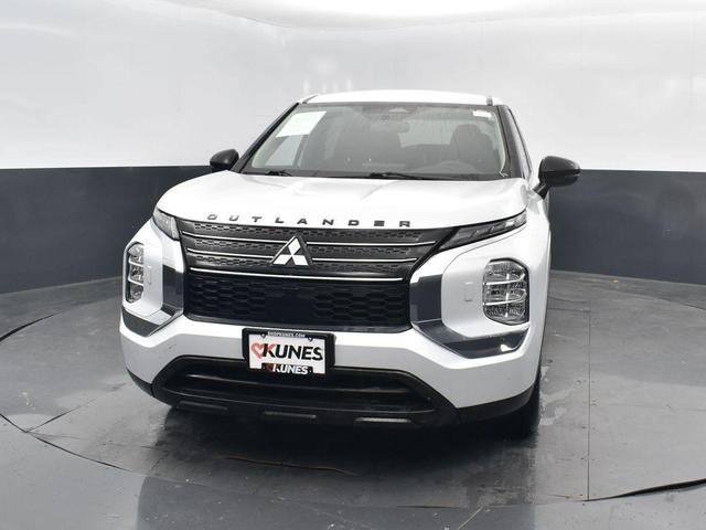 Photo of 2024 White Mitsubishi Outlander