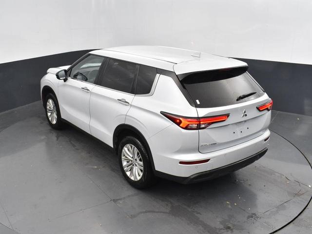 Photo of 2024 White Mitsubishi Outlander