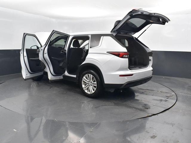 Photo of 2024 White Mitsubishi Outlander