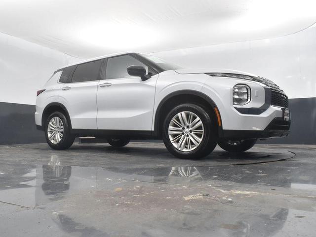 Photo of 2024 White Mitsubishi Outlander