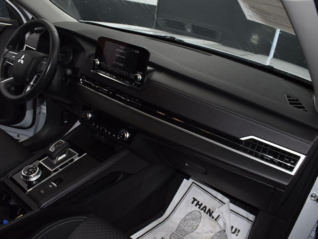 Photo of 2024 White Mitsubishi Outlander
