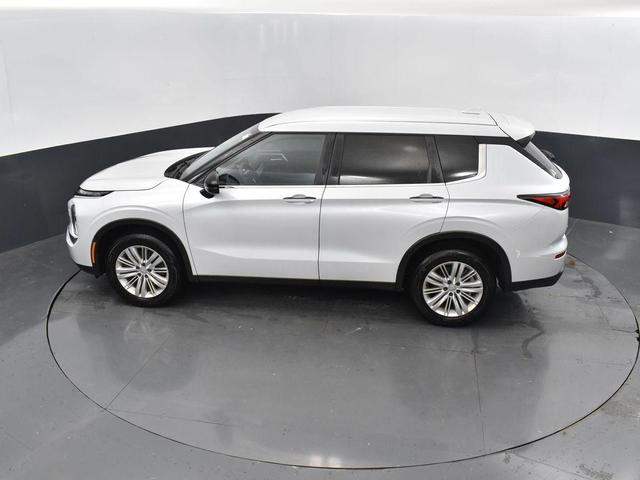 Photo of 2024 White Mitsubishi Outlander