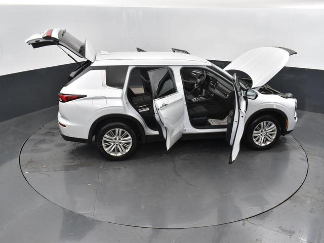 Photo of 2024 White Mitsubishi Outlander