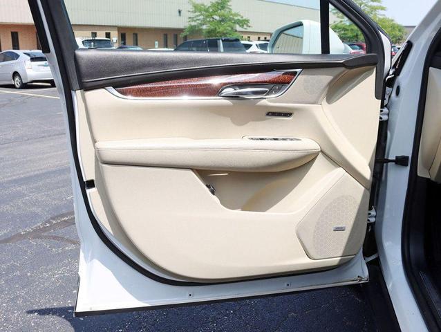 Photo of 2017 Crystal White Tricoat Cadillac XT5