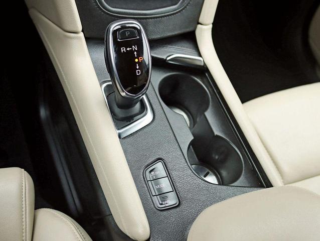 Photo of 2017 Crystal White Tricoat Cadillac XT5