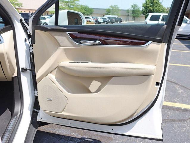 Photo of 2017 Crystal White Tricoat Cadillac XT5