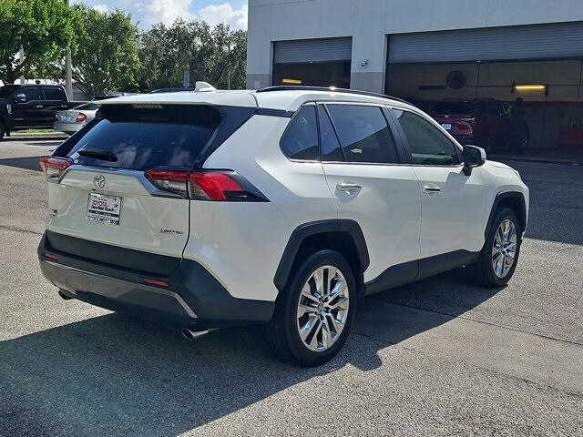 Photo of 2019 White Toyota RAV4