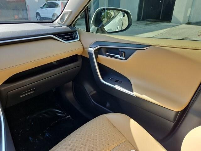 Photo of 2019 White Toyota RAV4