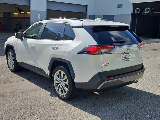 Photo of 2019 White Toyota RAV4