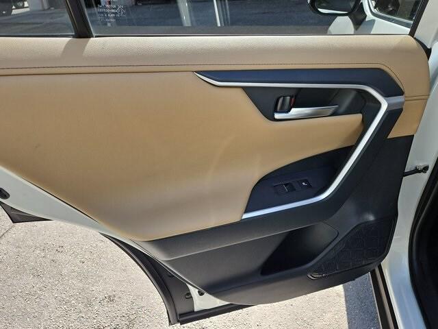 Photo of 2019 White Toyota RAV4