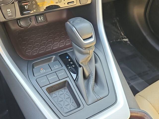 Photo of 2019 White Toyota RAV4