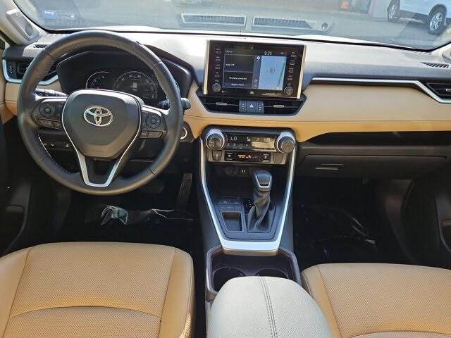 Photo of 2019 White Toyota RAV4