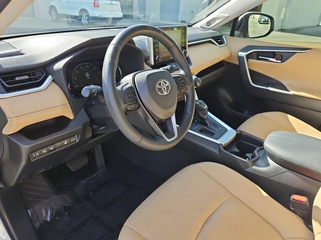 Photo of 2019 White Toyota RAV4