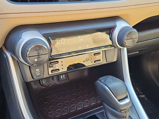 Photo of 2019 White Toyota RAV4