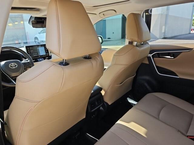 Photo of 2019 White Toyota RAV4