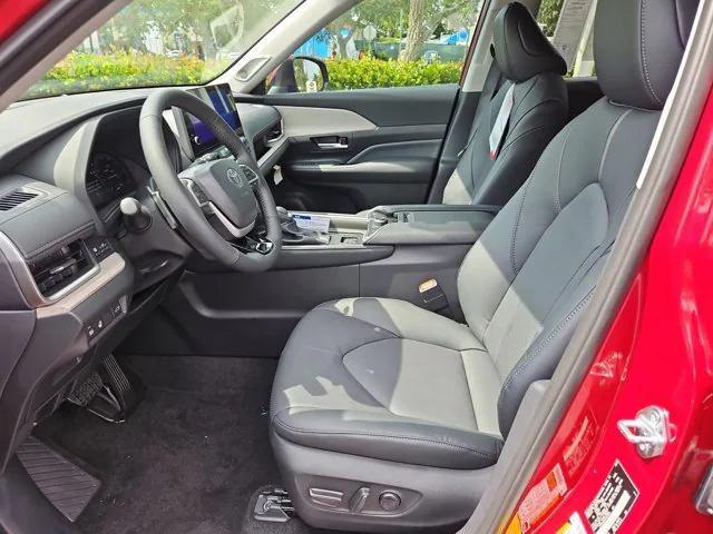 Photo of 2025 Ruby Flare Toyota Grand Highlander