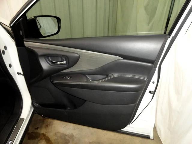 Photo of 2018 Pearl White Nissan Murano