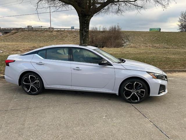 Photo of 2025 Gray Sky Pearl Nissan Altima