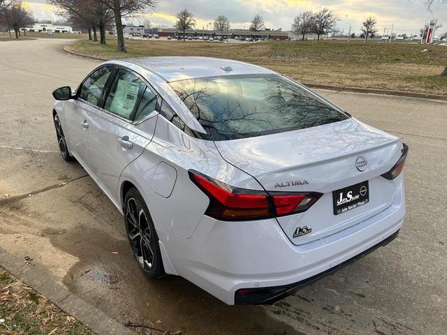 Photo of 2025 Gray Sky Pearl Nissan Altima