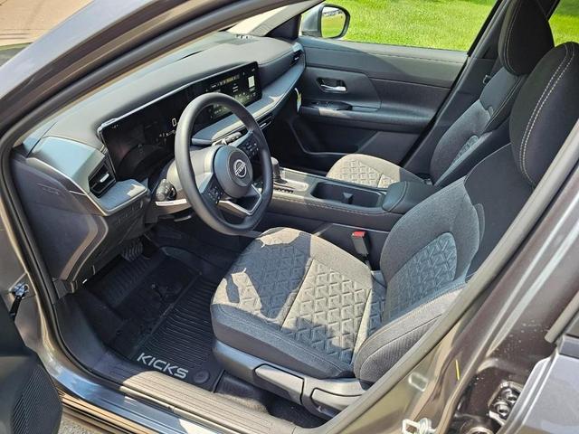Photo of 2025 Gun Metallic Nissan Kicks