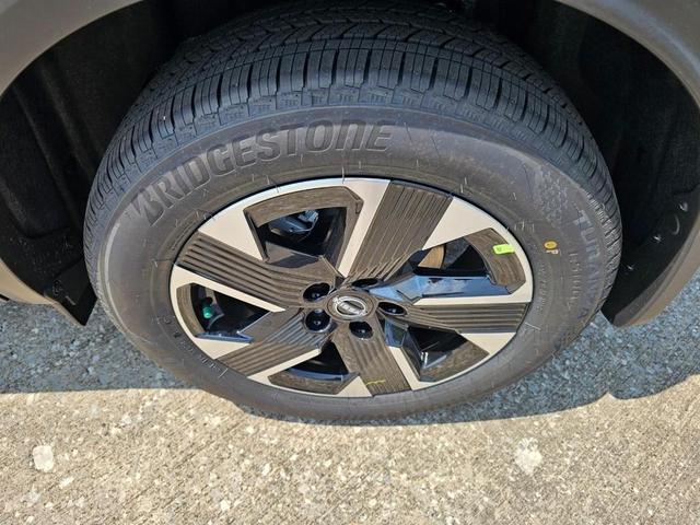 Photo of 2025 Gun Metallic Nissan Kicks