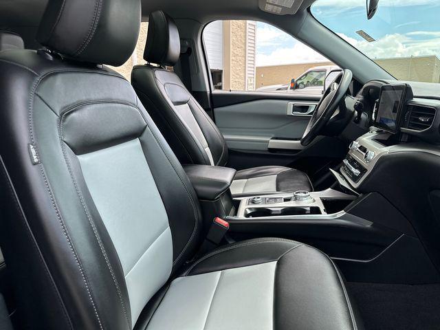 Photo of 2022 Iconic Silver Metallic Ford Explorer
