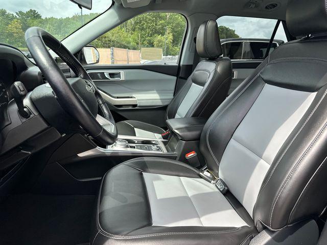 Photo of 2022 Iconic Silver Metallic Ford Explorer