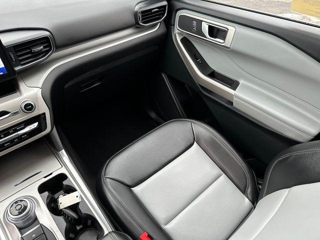 Photo of 2023 Iconic Silver Metallic Ford Explorer