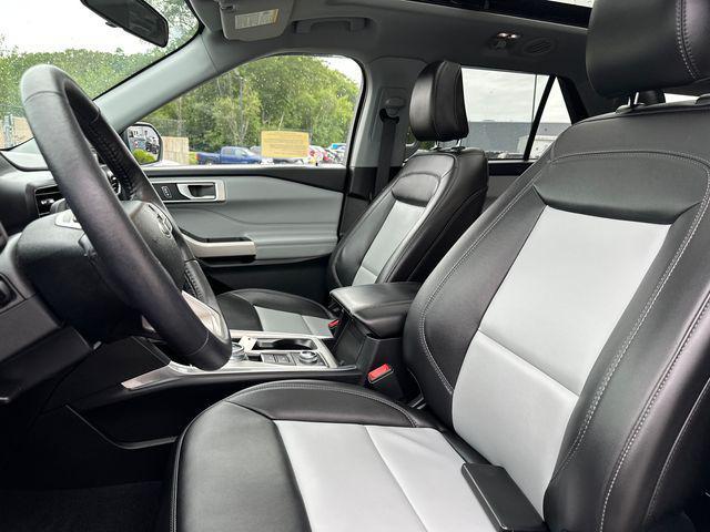 Photo of 2023 Iconic Silver Metallic Ford Explorer