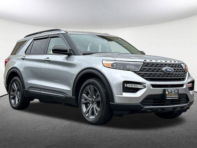 Photo of 2023 Iconic Silver Metallic Ford Explorer