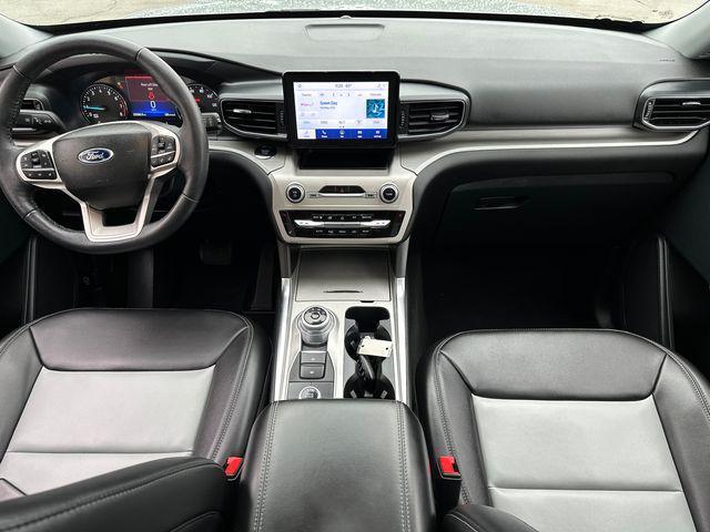Photo of 2023 Iconic Silver Metallic Ford Explorer