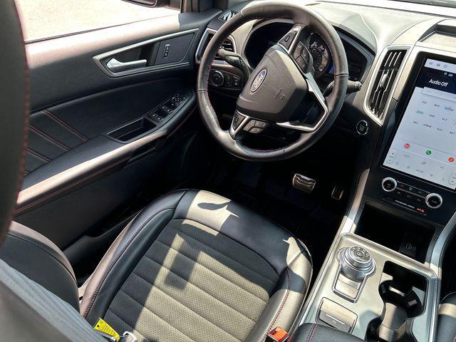 Photo of 2022 Agate Black Metallic Ford Edge