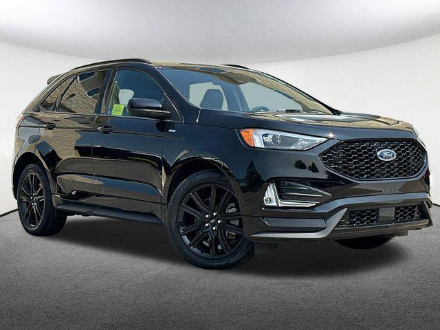 Photo of 2022 Agate Black Metallic Ford Edge