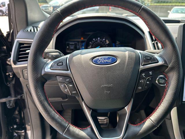Photo of 2022 Agate Black Metallic Ford Edge